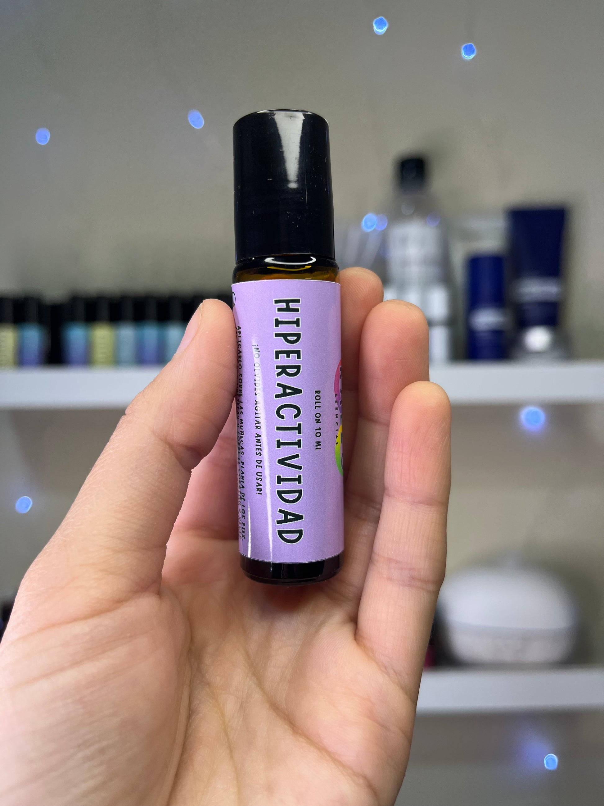 Roll on Hiperactividad de 10 ml para apoyar la regulación del movimiento y energía en personas neurodivergentes. Producto natural hecho en Chile.