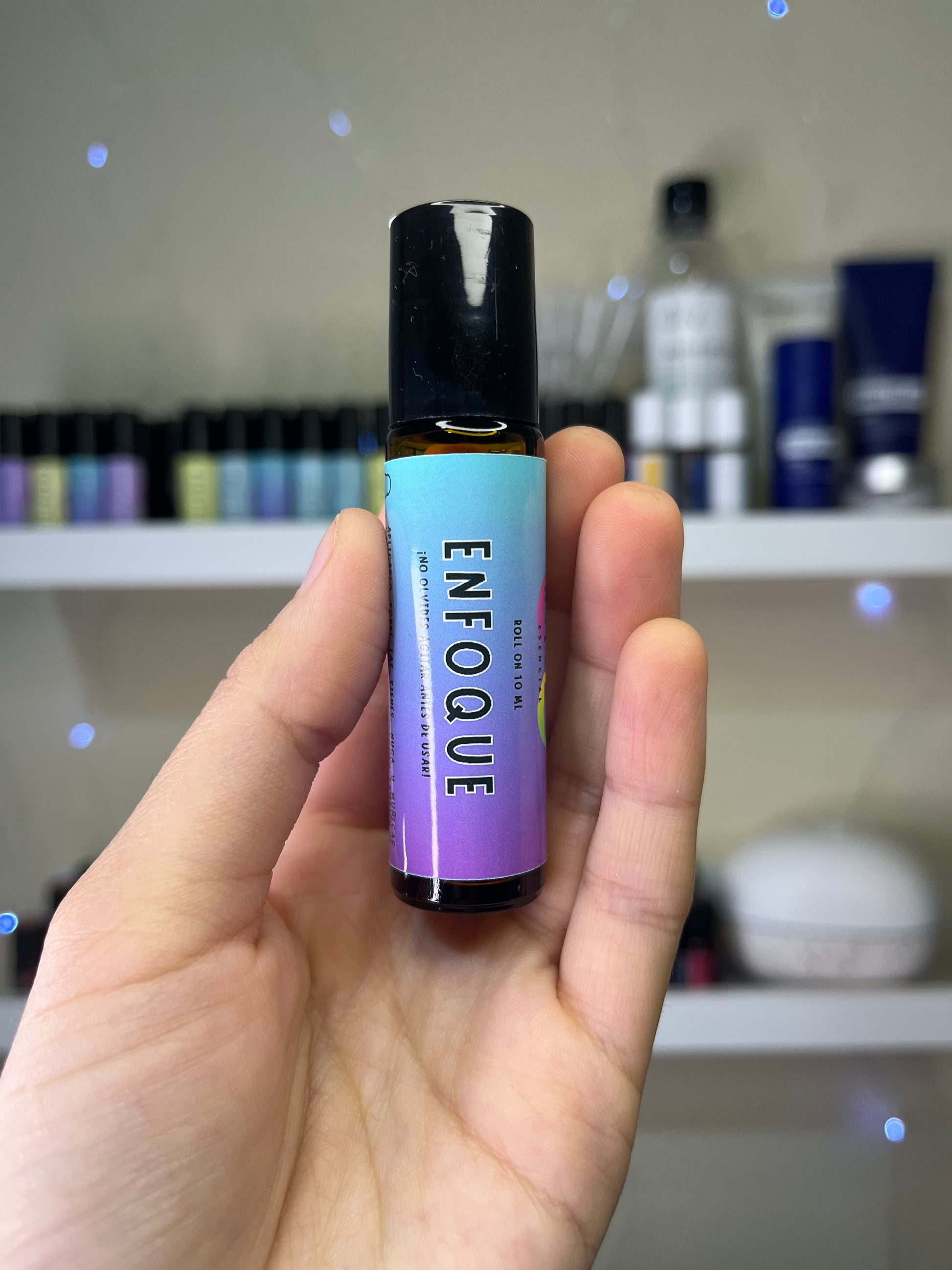 Roll on Enfoque de 10 ml para concentración y apoyo cognitivo. Ideal para personas neurodivergentes. Producto natural hecho en Chile.