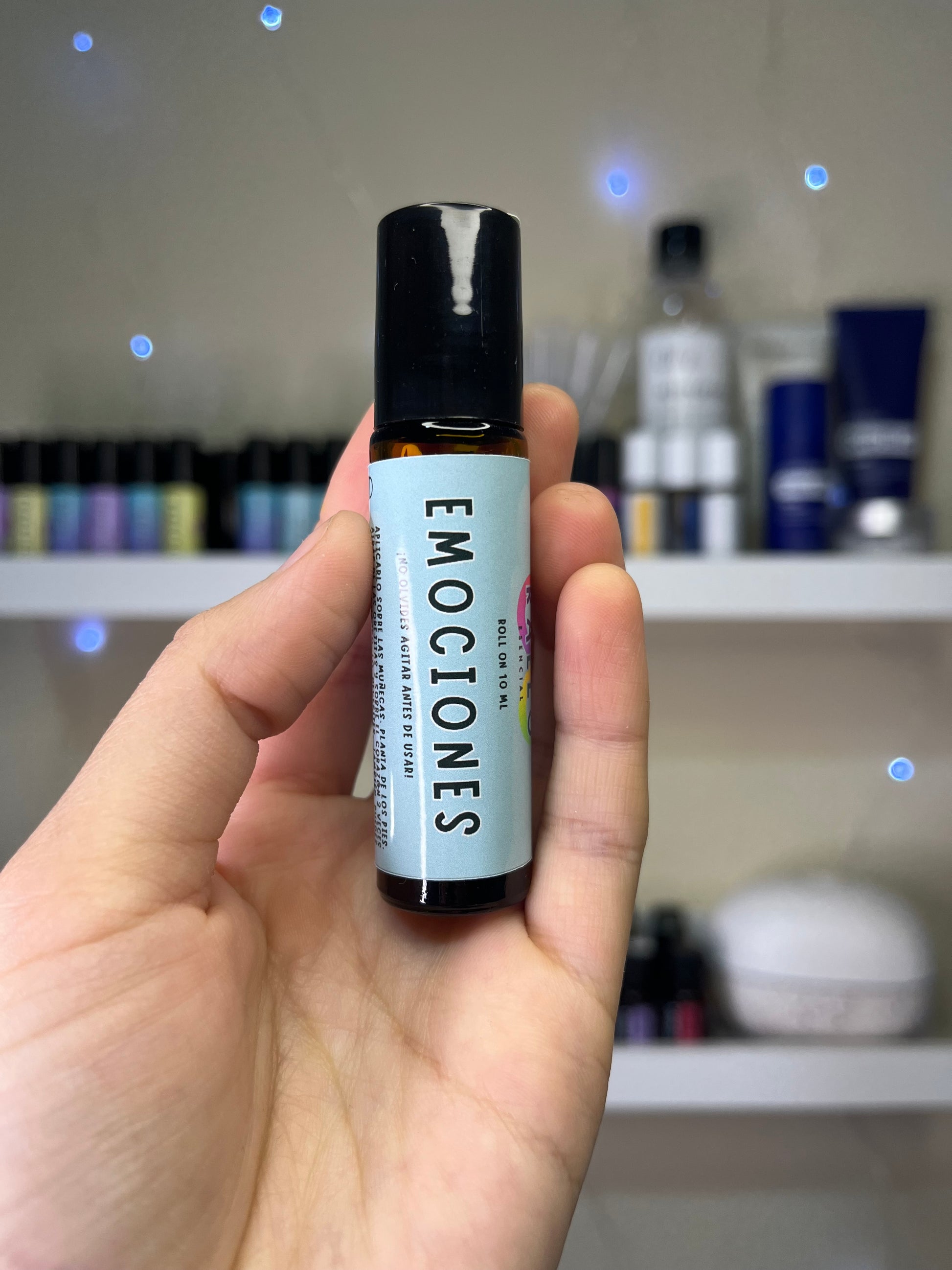 Roll on Emociones de 10 ml para apoyo natural en el manejo y equilibrio emocional. Producto hecho en Chile.
