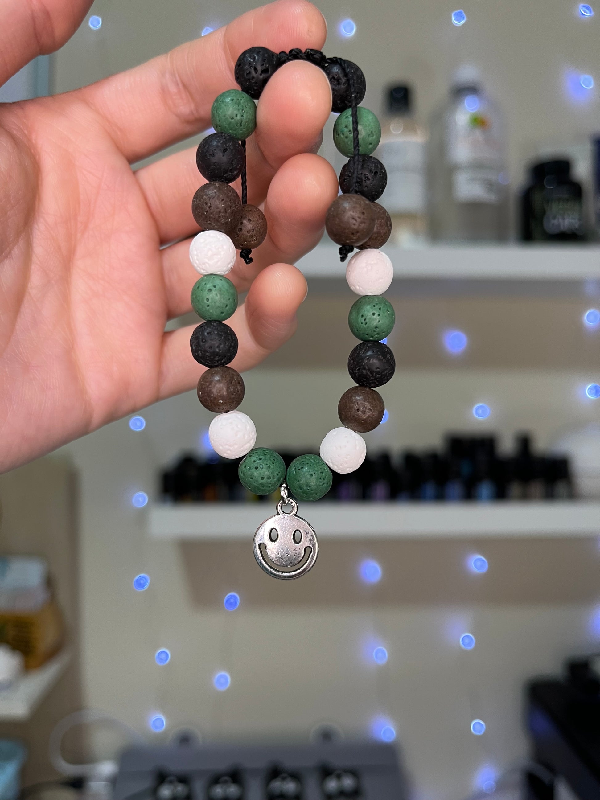 Pulsera difusora Raelo multicolor con piedras volcánicas para usar con aceites esenciales. Ideal para aromaterapia sensorial en personas neurodivergentes.