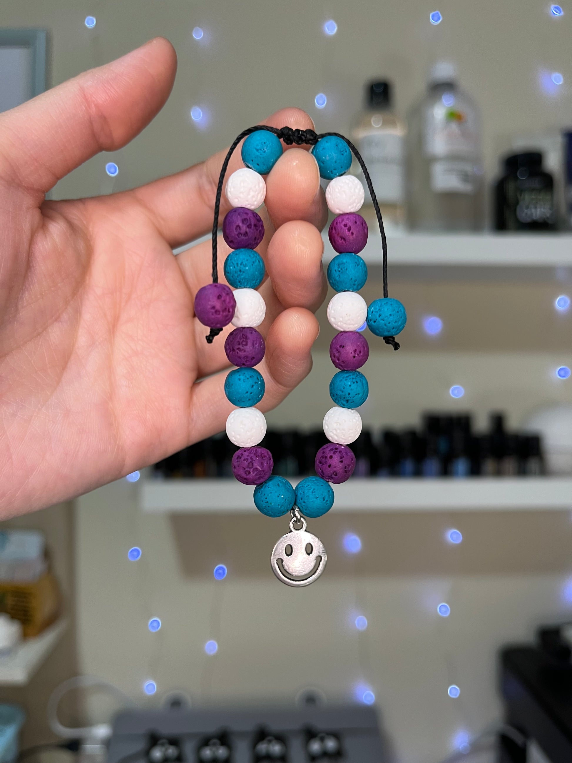 Pulsera difusora raelo con piedras volcánicas para usar con aceites esenciales. Ideal para aromaterapia sensorial en personas neurodivergentes.