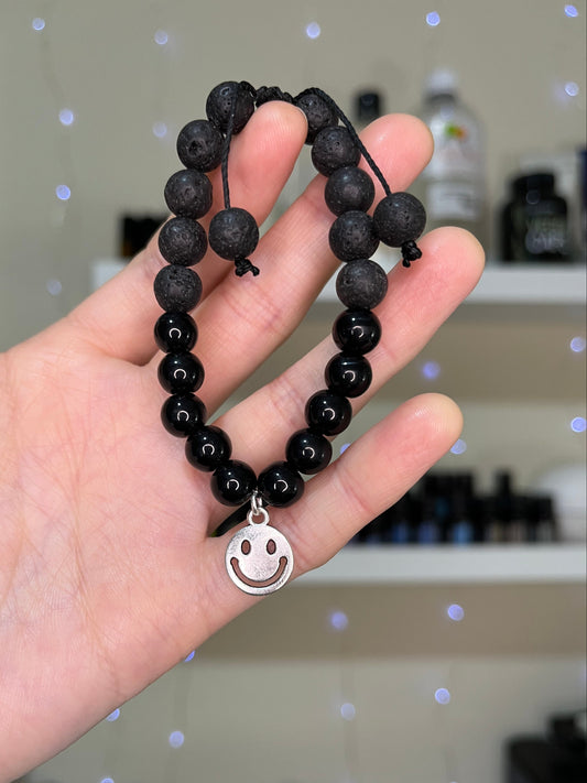 Pulsera difusora negra con piedras volcánicas para usar con aceites esenciales. Ideal para aromaterapia sensorial en personas neurodivergentes.