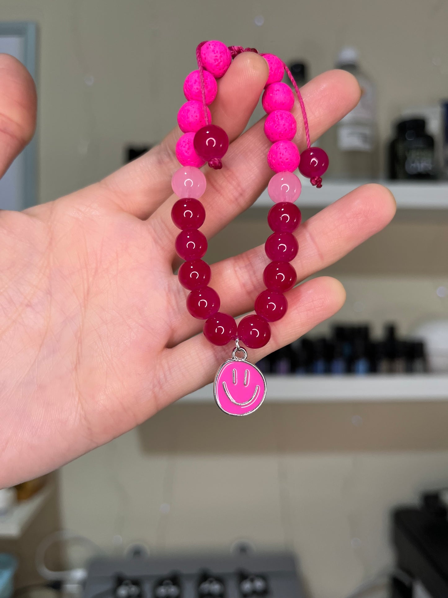 Pulsera difusora fucsia con piedras volcánicas para usar con aceites esenciales. Ideal para aromaterapia sensorial en personas neurodivergentes.