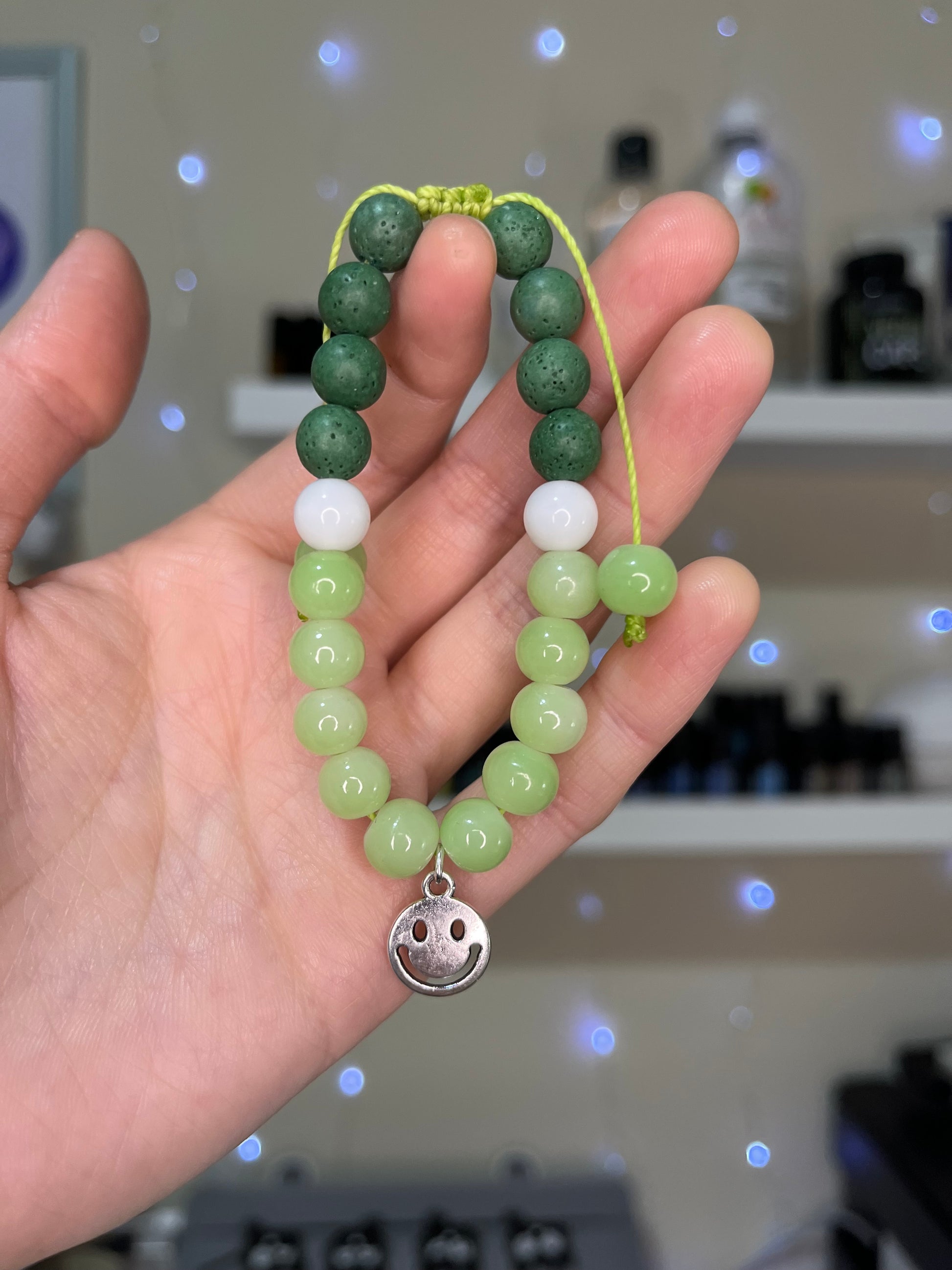 Pulsera difusora verde con piedras volcánicas para usar con aceites esenciales. Ideal para aromaterapia sensorial en personas neurodivergentes.
