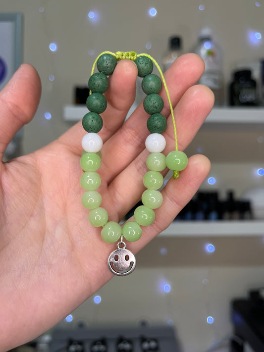 Pulsera difusora verde con piedras volcánicas para usar con aceites esenciales. Ideal para aromaterapia sensorial en personas neurodivergentes.