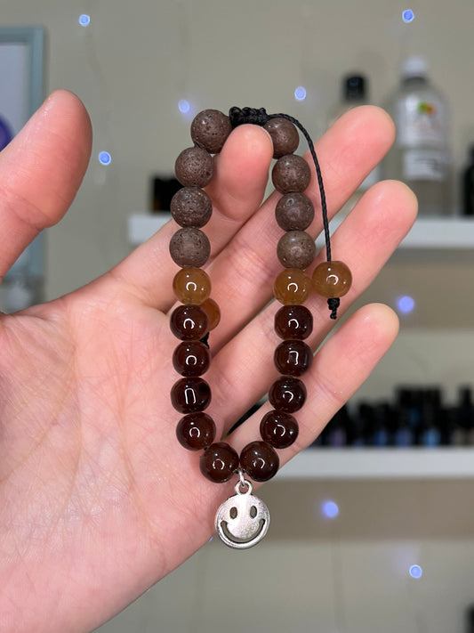 Pulsera difusora café con piedras volcánicas para usar con aceites esenciales. Ideal para aromaterapia sensorial en personas neurodivergentes.