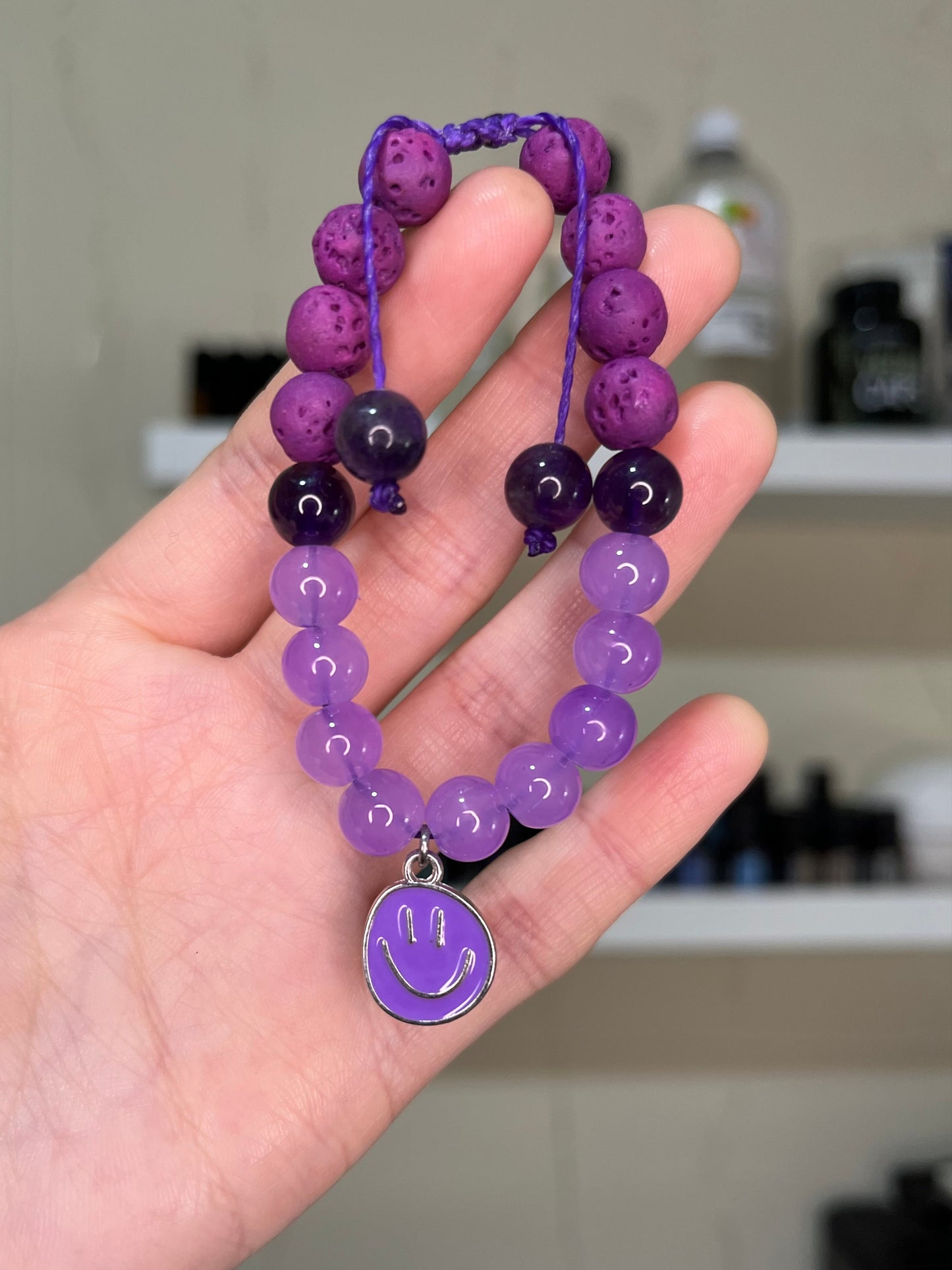 Pulsera difusora morada con piedras volcánicas para usar con aceites esenciales. Ideal para aromaterapia sensorial en personas neurodivergentes.