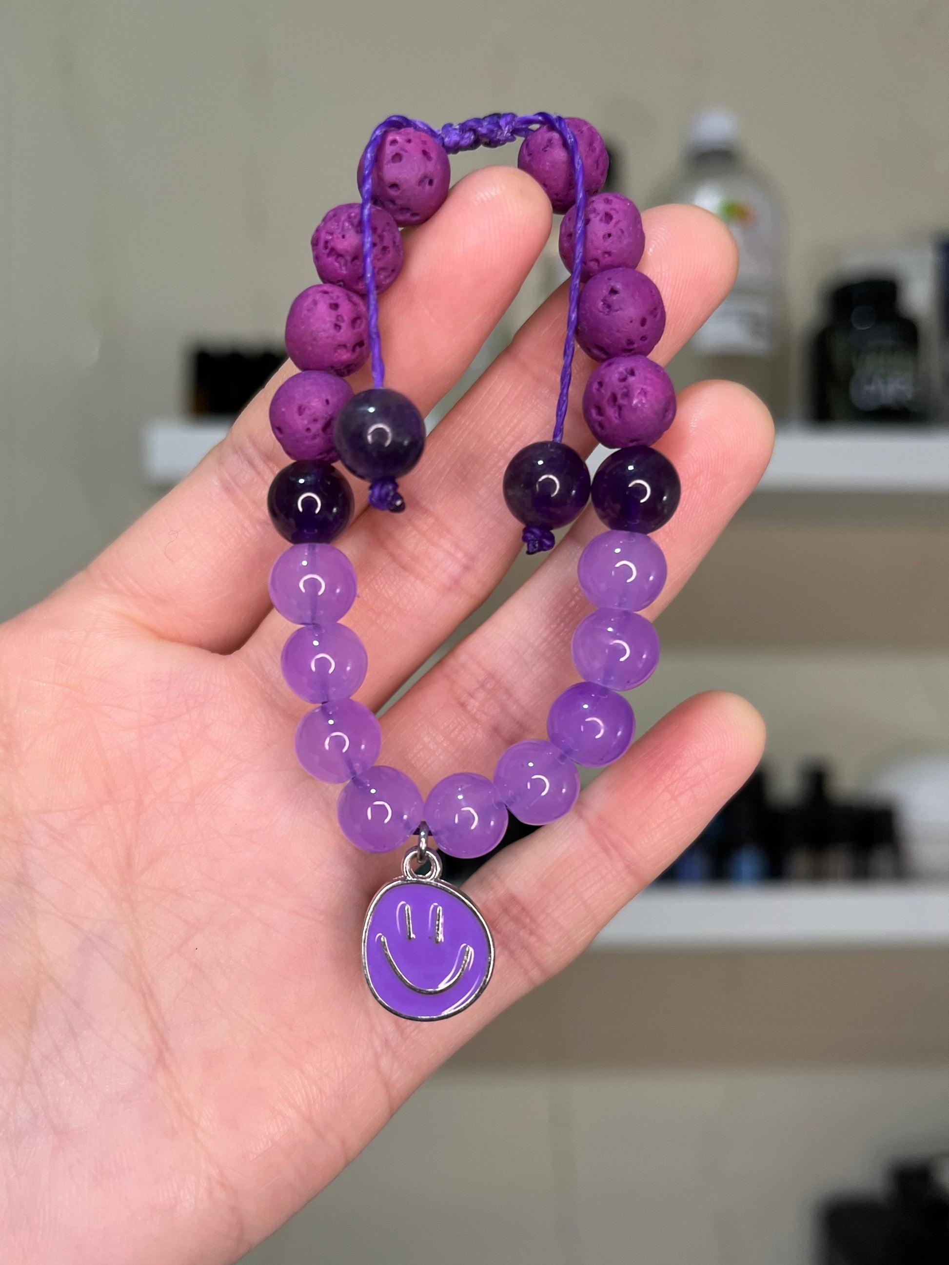 Pulsera difusora morada con piedras volcánicas para usar con aceites esenciales. Ideal para aromaterapia sensorial en personas neurodivergentes.