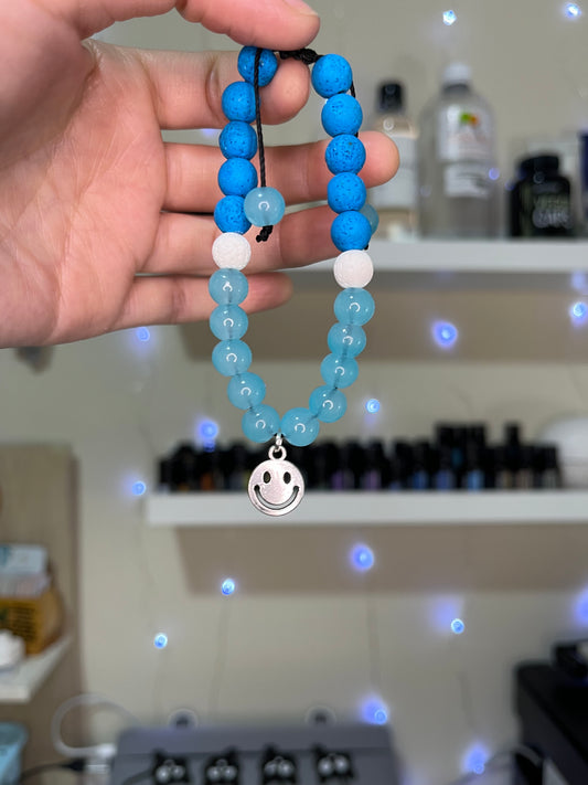 Pulsera difusora celeste con piedras volcánicas para usar con aceites esenciales. Ideal para aromaterapia sensorial en personas neurodivergentes.