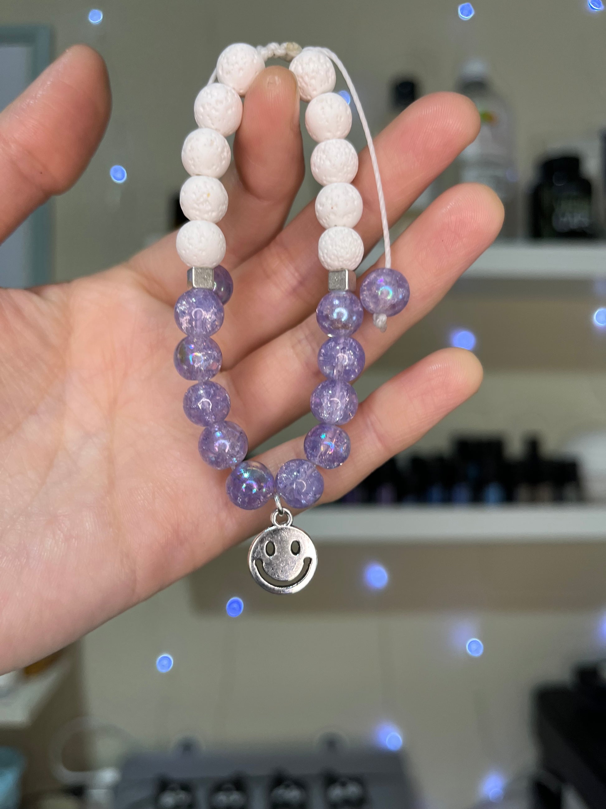 Pulsera difusora lila con piedras volcánicas para usar con aceites esenciales. Ideal para aromaterapia sensorial en personas neurodivergentes.